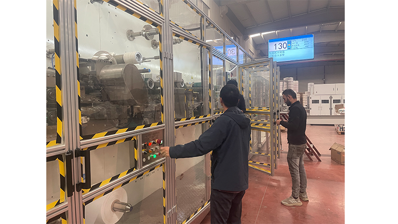 A RX Machinery instala com sucesso uma máquina de absorventes higiênicos para um cliente turco.