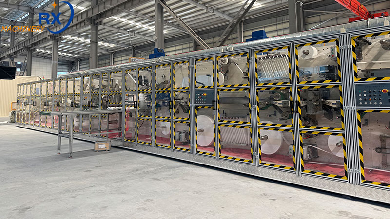 Clientes indianos visitam a RX Machinery para inspeção de máquina de absorventes higiênicos.